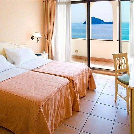 Parco Vacanze Monti E Mare Алассио Экстерьер фото