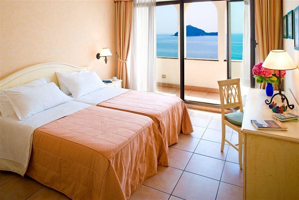 Parco Vacanze Monti E Mare Алассио Экстерьер фото