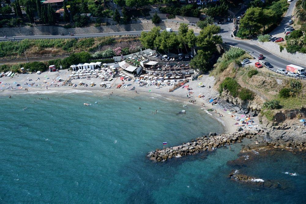 Parco Vacanze Monti E Mare Алассио Экстерьер фото