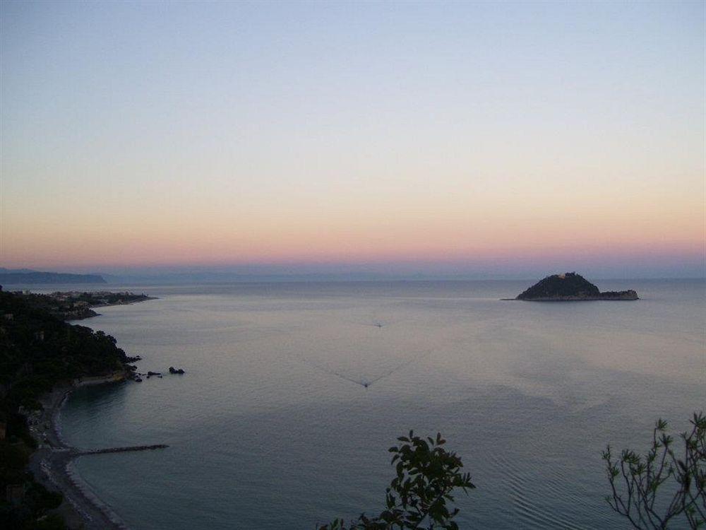 Parco Vacanze Monti E Mare Алассио Экстерьер фото