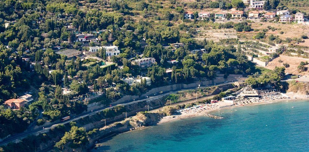 Parco Vacanze Monti E Mare Алассио Экстерьер фото